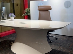 Futurystycznie pomalowany biurko kierownicze