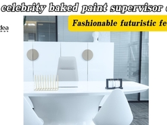 Telewizyjna gwiazda, nadzorca biurka.