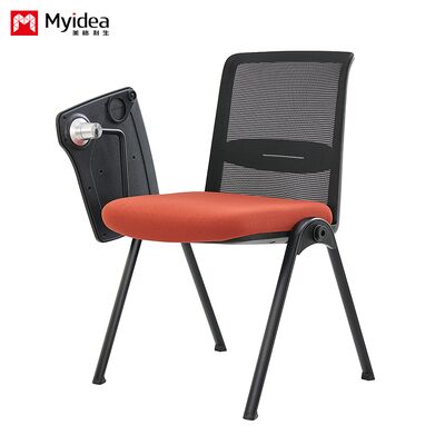 Sala konferencyjna, sala szkoleniowa, plastikowe krzesło z małym stolikiem, połączenie na zatrzask