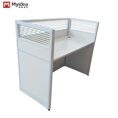 Nowoczesne drewniane biurka z szklanymi ekranami do stanowisk pracy w biurze produkcja